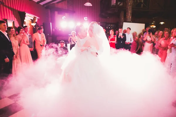 Primer baile de boda de pareja recién casada en restaurante — Foto de Stock