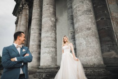 Göz kamaştırıcı mutlu çift birbirine yakın duruyor ve gözlerinin içine bakıyor.