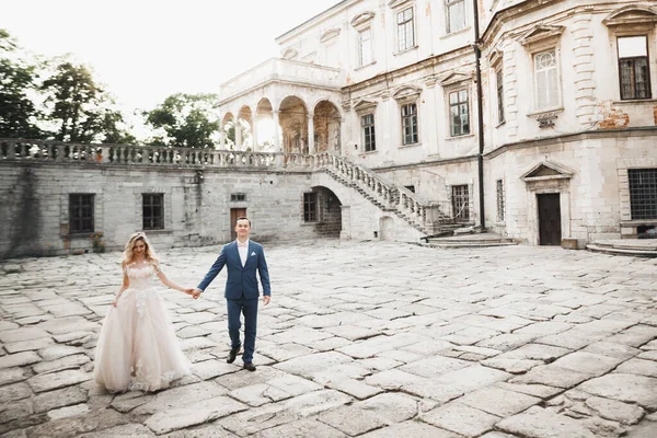 Hochzeitspaar hält Händchen, Bräutigam und Braut am Hochzeitstag zusammen — Stockfoto