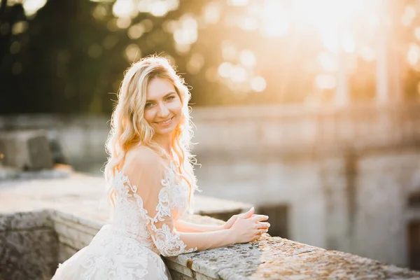 Hermosa novia posando en vestido de novia al aire libre — Foto de Stock