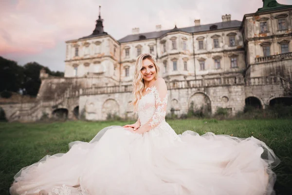 Beauty portrait of bride wearing fashion wedding dress with feathers with luxury delight make-up and hairstyle — Stock Photo, Image