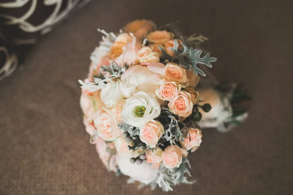 美丽的结婚花束,鲜花,玫瑰各不相同 — 图库照片