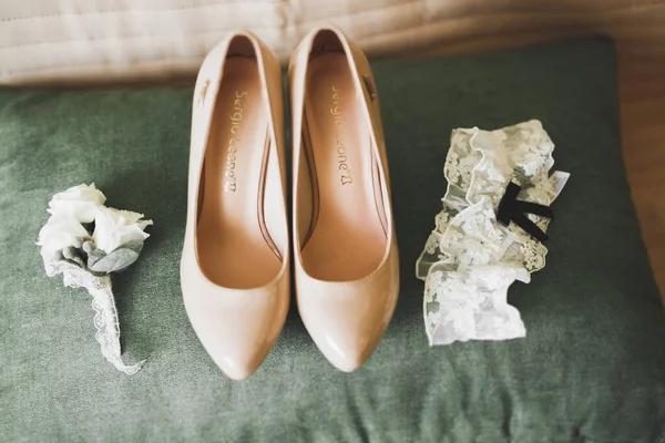 White stylish wedding shoes for bride. Close-up — Stock Photo, Image