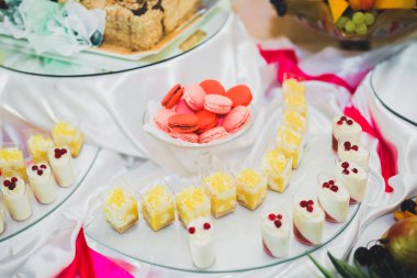 Enfes ve lezzetli bir tatlı masası ve resepsiyonda kapkek fotoğrafları.