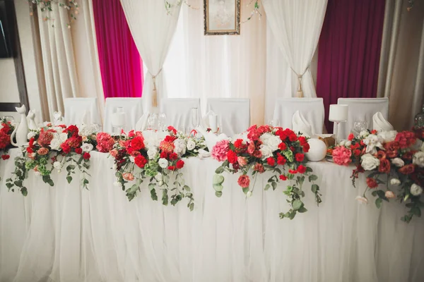 Interior de um restaurante preparado para cerimônia de casamento — Fotografia de Stock