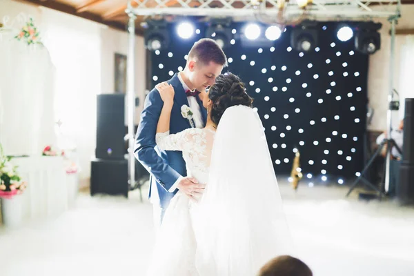 Primeira dança de casamento de casal recém-casado em restaurante — Fotografia de Stock