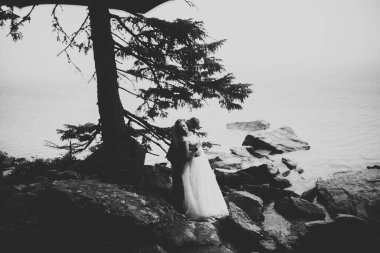 Mutlu evlilik çifti güzel manzarada kalıyor.