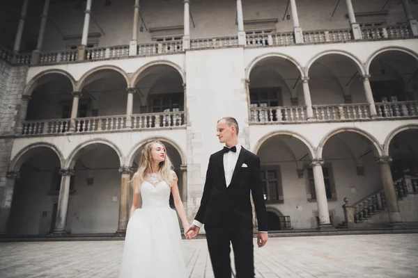 Casal jovem romântico feliz caucasiano comemorando seu casamento. Ao ar livre — Fotografia de Stock