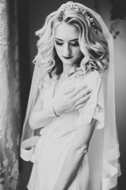 Beyaz elbiseli lüks gelin düğün törenine hazırlanırken poz veriyor.