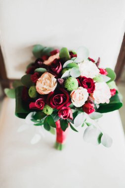 Farklı çiçeklerden oluşan lüks bir düğün buketi.