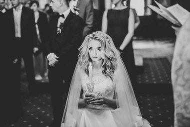 Düğün çifti kilisede evleniyor.