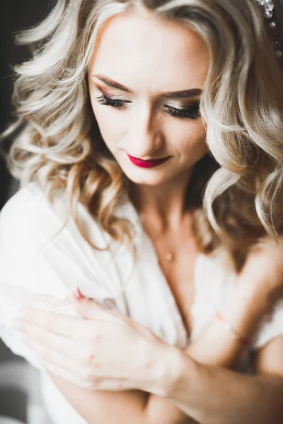 Schöne Braut trägt Mode Hochzeitskleid mit Federn mit luxuriösem Genuss Make-up und Frisur, Studio Indoor Fotoshooting — Stockfoto