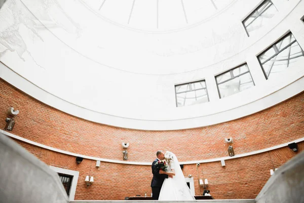 Coppia perfetta sposa, sposo posa e baci nel loro giorno del matrimonio — Foto Stock