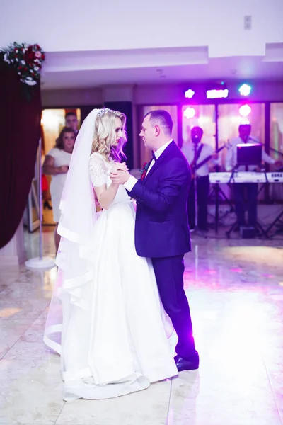 Primeira dança de casamento de casal recém-casado em restaurante — Fotografia de Stock