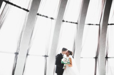 Güzel mutlu bir düğün çifti, uzun beyaz elbiseli gelin.