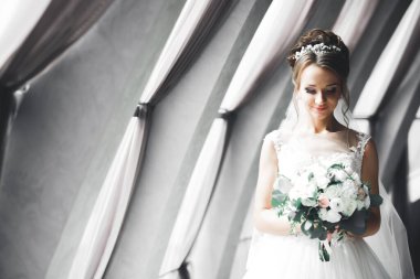 Zarif beyaz elbiseler içinde güzel bir gelin