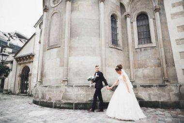 Muhteşem düğün çifti eski şehirde yürüyor.