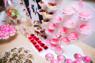 Düğün şekeri büfesinde lezzetli tatlılar, tatlılar, kekler.