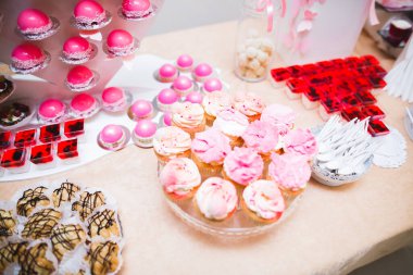 Lezzetli düğün resepsiyonu, tatlı masası.