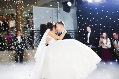 Güzel bir düğün çifti yeni evlendi ve ilk danslarını ediyorlar.