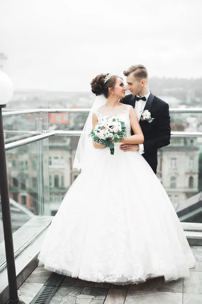 Casal de casamento perfeito segurando buquê de luxo de flores — Fotografia de Stock