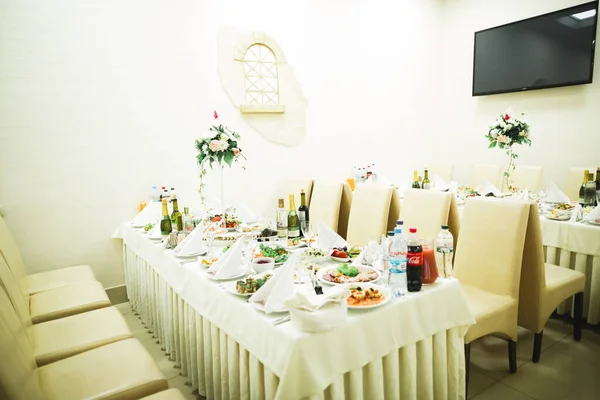 Interior of a restaurant prepared for wedding ceremony — Stock Photo, Image