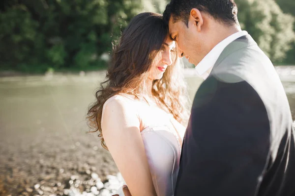 Romantisch huwelijksmoment, paar pasgetrouwden glimlachend portret, bruid en bruidegom knuffelen — Stockfoto