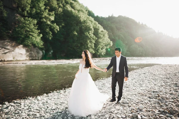 Pareja de boda cogidos de la mano, novio y novia juntos en el día de la boda —  Fotos de Stock