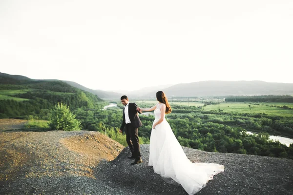 Bruidspaar houdt hand in hand, bruidegom en bruid bij elkaar op trouwdag — Stockfoto
