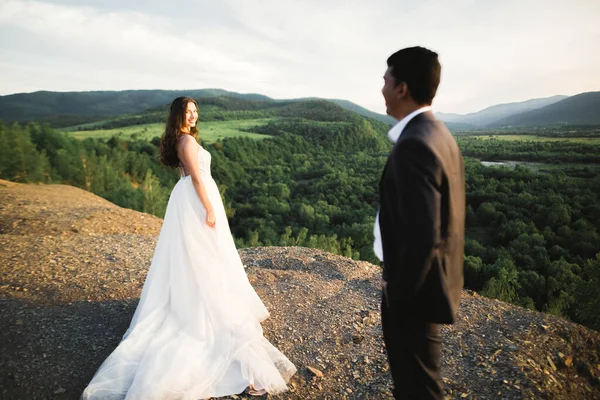 Сонячний портрет щасливої нареченої і нареченої на відкритому повітрі в природному місці — стокове фото