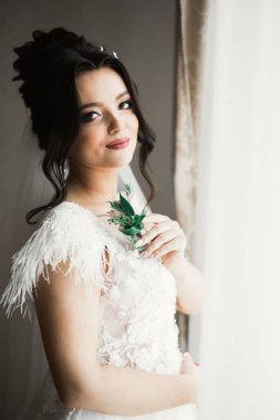 Gelinlik giymiş güzel moda gelin pozu