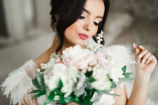 Piękno portret panny młodej noszenie sukni ślubnej moda z piór z luksusowym makijażu zachwyt i fryzurę — Zdjęcie stockowe