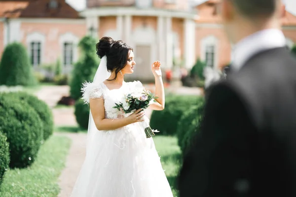 꽃이 달린 크고 아름다운 결혼 부케를 들고 있는 신부 — 스톡 사진