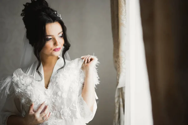 Retrato de novia hermosa con velo de moda en la mañana de la boda — Foto de Stock