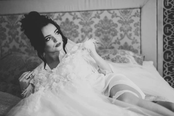 Portrait de belle mariée avec voile de mode au matin du mariage — Photo