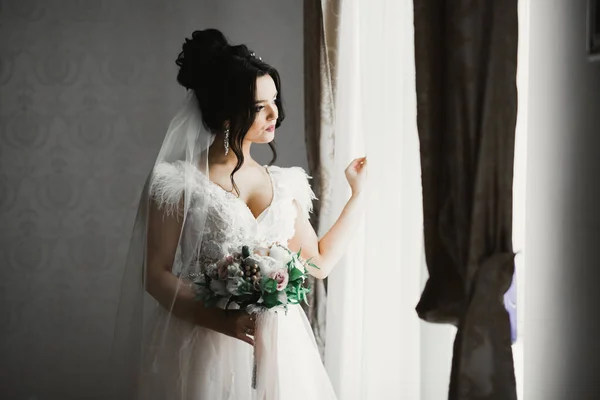 Портрет красивої модної нареченої, милої і чуттєвої. Весільний макіяж і волосся — стокове фото