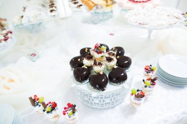 Lezzetli ve tatlı bir tatlı masası. Kapalı resepsiyonda küçük kekler ve shot 'lar var.