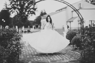 Gelinin güzel portresi moda gelinliği içinde tüylü, lüks makyaj ve saç stili.