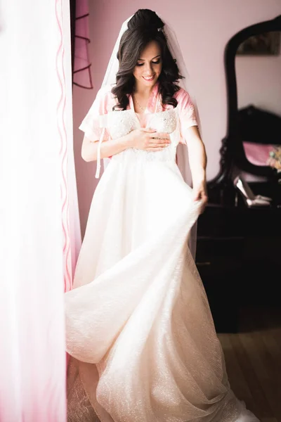 Schöne Luxusbraut im eleganten weißen Kleid — Stockfoto