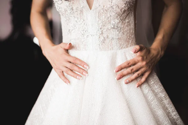 Belle mariée de luxe en robe blanche élégante — Photo
