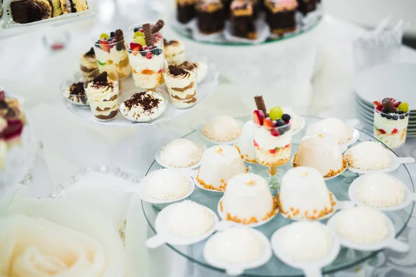 Delizioso e gustoso tavolo da dessert con cupcake e shot alla reception primo piano — Foto Stock