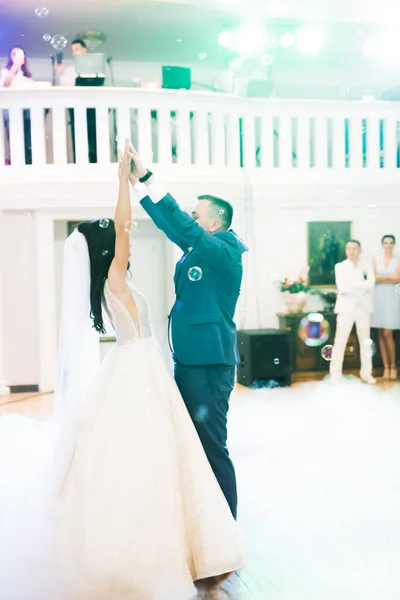 Schönes Hochzeitspaar hat gerade geheiratet und tanzt seinen ersten Tanz — Stockfoto