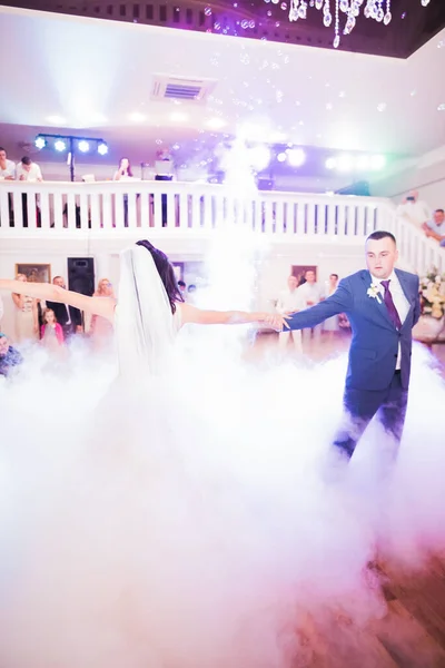 Gelukkig mooi pasgetrouwden dansen in het restaurant — Stockfoto