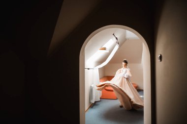 Tüylü, lüks makyaj, saç stili, stüdyo içi fotoğraf çekimi olan güzel bir gelin.