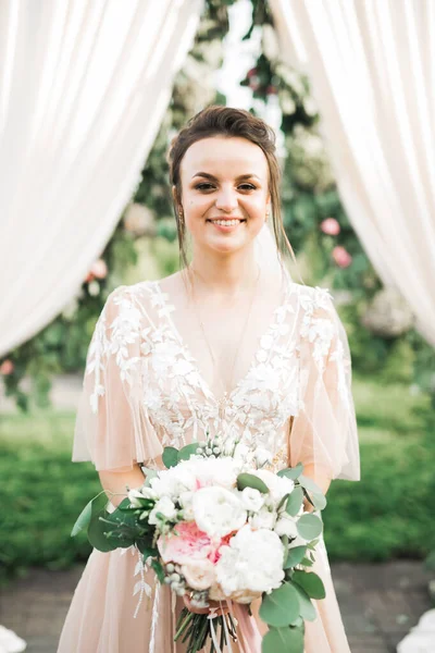 Novia celebración grande y hermoso ramo de bodas con flores — Foto de Stock