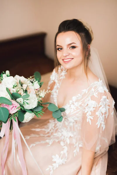 Bela noiva vestindo vestido de noiva de moda com penas com deleite de luxo maquiagem e penteado, estúdio sessão de fotos indoor — Fotografia de Stock