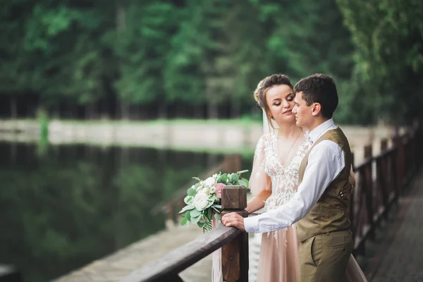 Nahaufnahme eines netten jungen Hochzeitspaares — Stockfoto