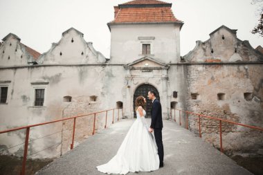 Düğün günü el ele tutuşan çift, damat ve gelin.