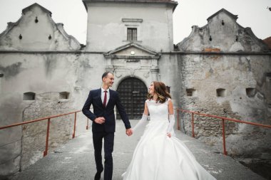 Düğün günü el ele tutuşan çift, damat ve gelin.