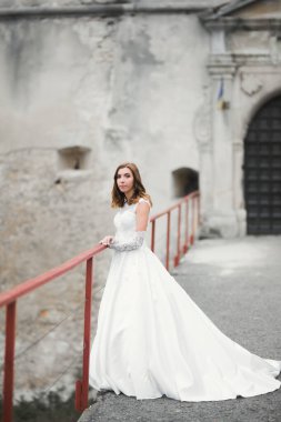 Zarif beyaz elbiseler içinde güzel bir gelin